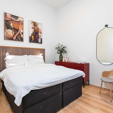Modern Apartment French Balkony بودابست المظهر الخارجي الصورة