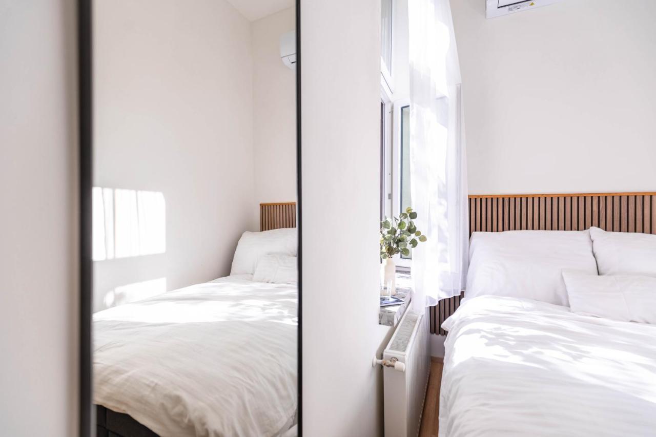 Modern Apartment French Balkony بودابست المظهر الخارجي الصورة